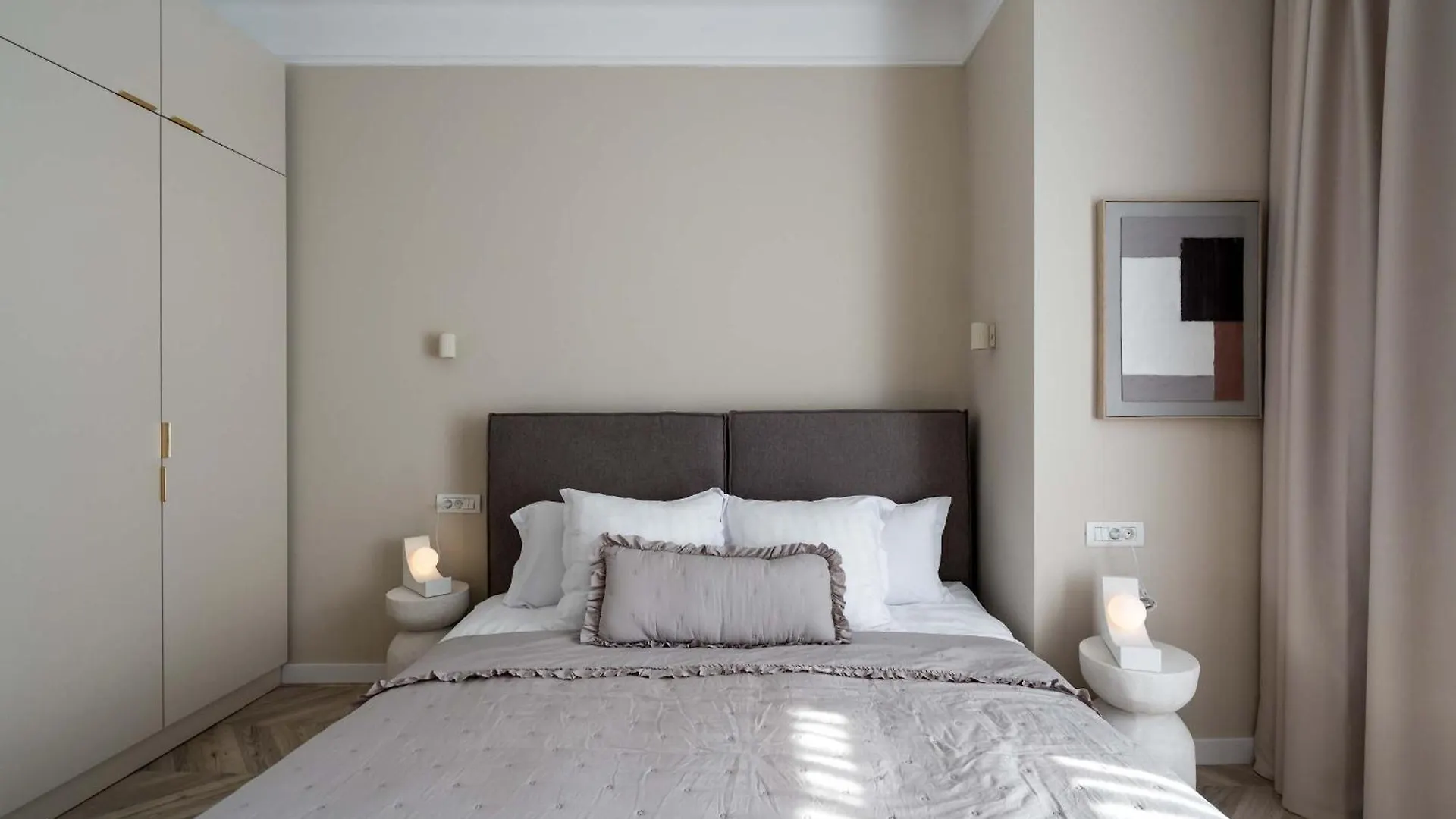 Elegant 3Br Retreat - Steps Away Cismigiu Gardens Apartment Bucureşti