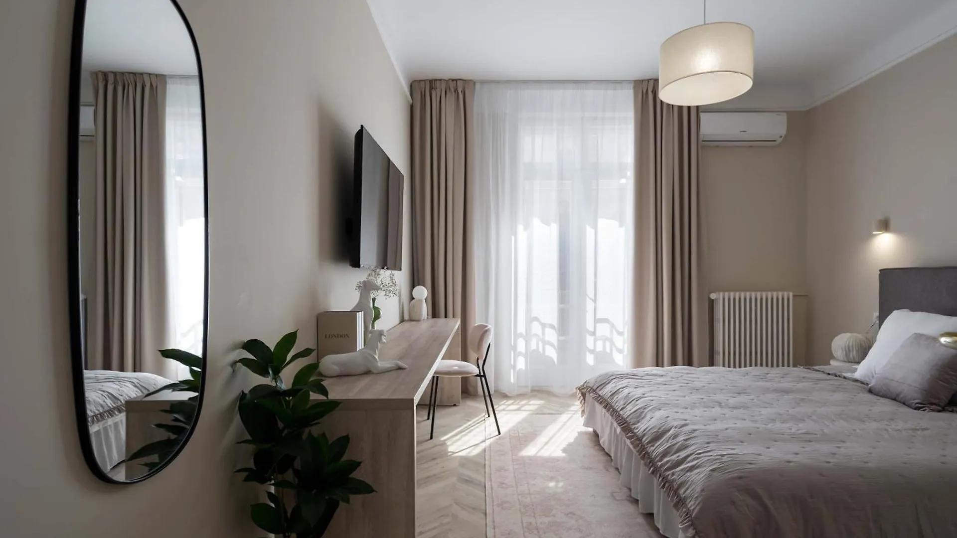 Elegant 3Br Retreat - Steps Away Cismigiu Gardens Apartment Bucureşti 0*,  România