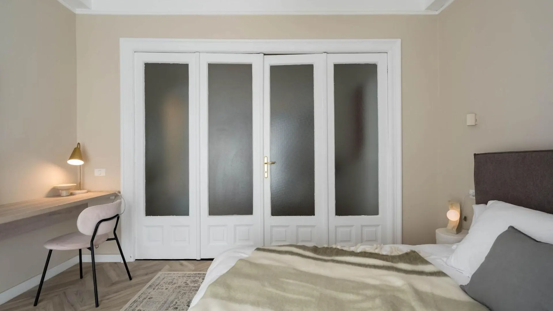 Elegant 3Br Retreat - Steps Away Cismigiu Gardens Apartment Bucureşti