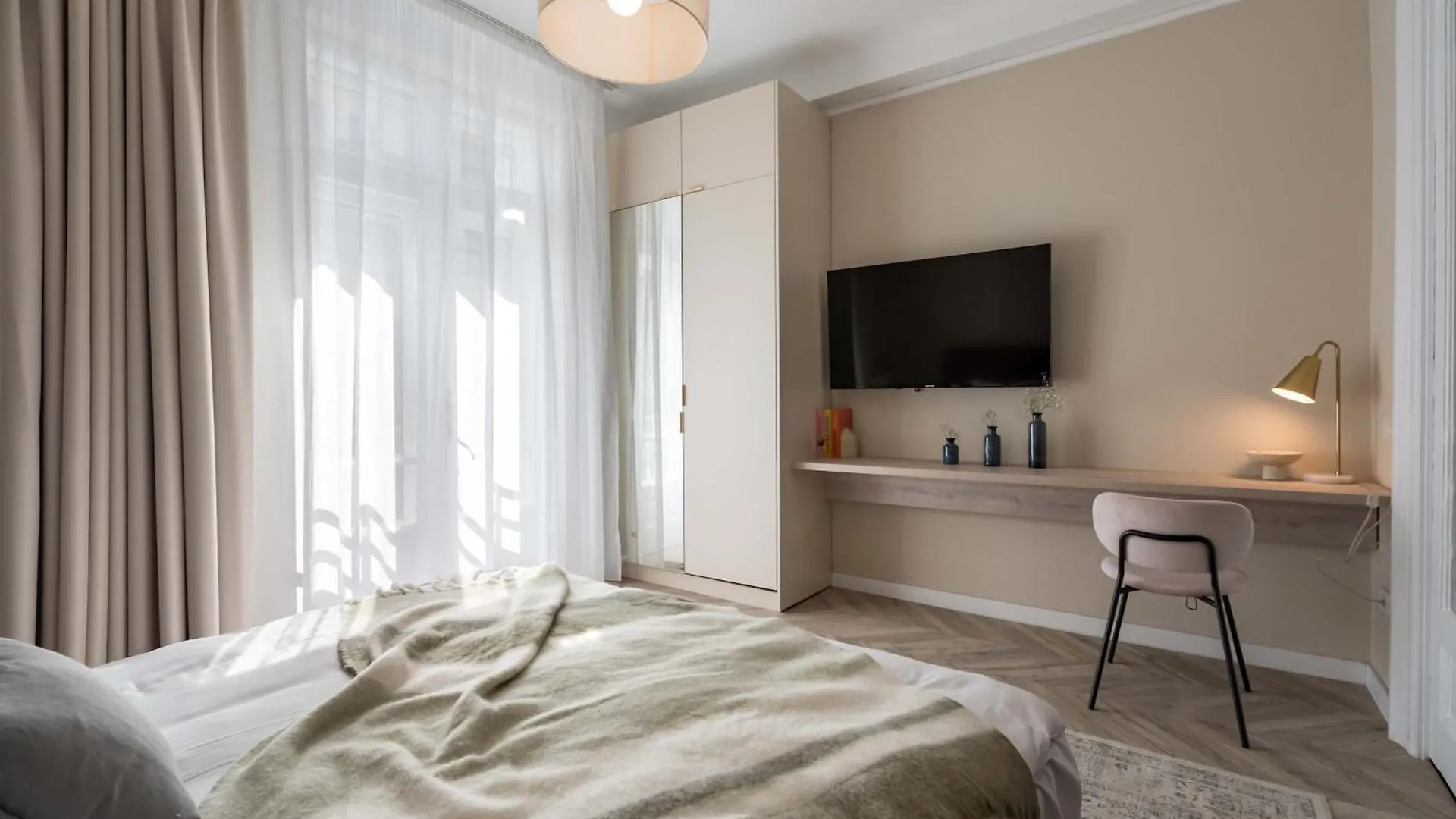 Elegant 3Br Retreat - Steps Away Cismigiu Gardens Apartment Bucureşti