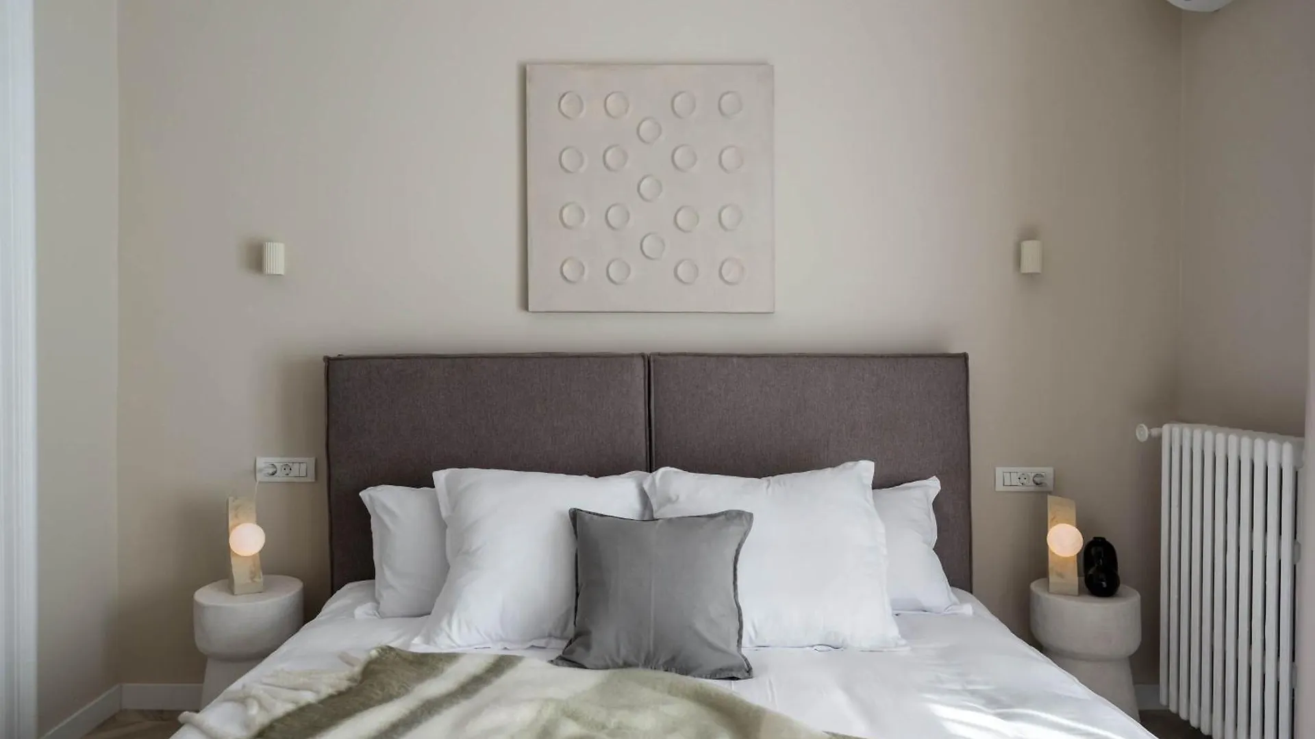 Elegant 3Br Retreat - Steps Away Cismigiu Gardens Apartment Bucureşti