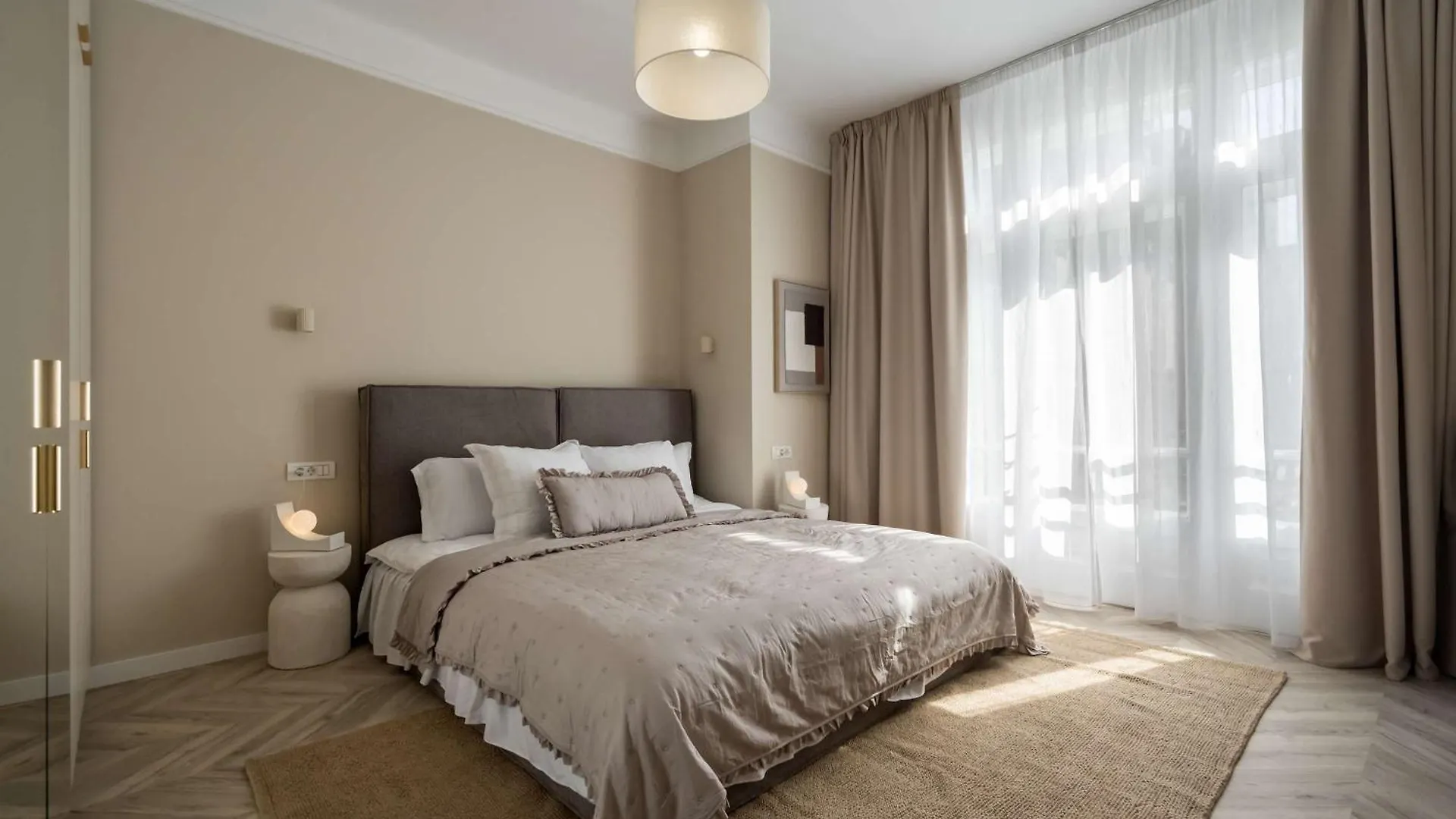 Elegant 3Br Retreat - Steps Away Cismigiu Gardens Apartment Bucureşti