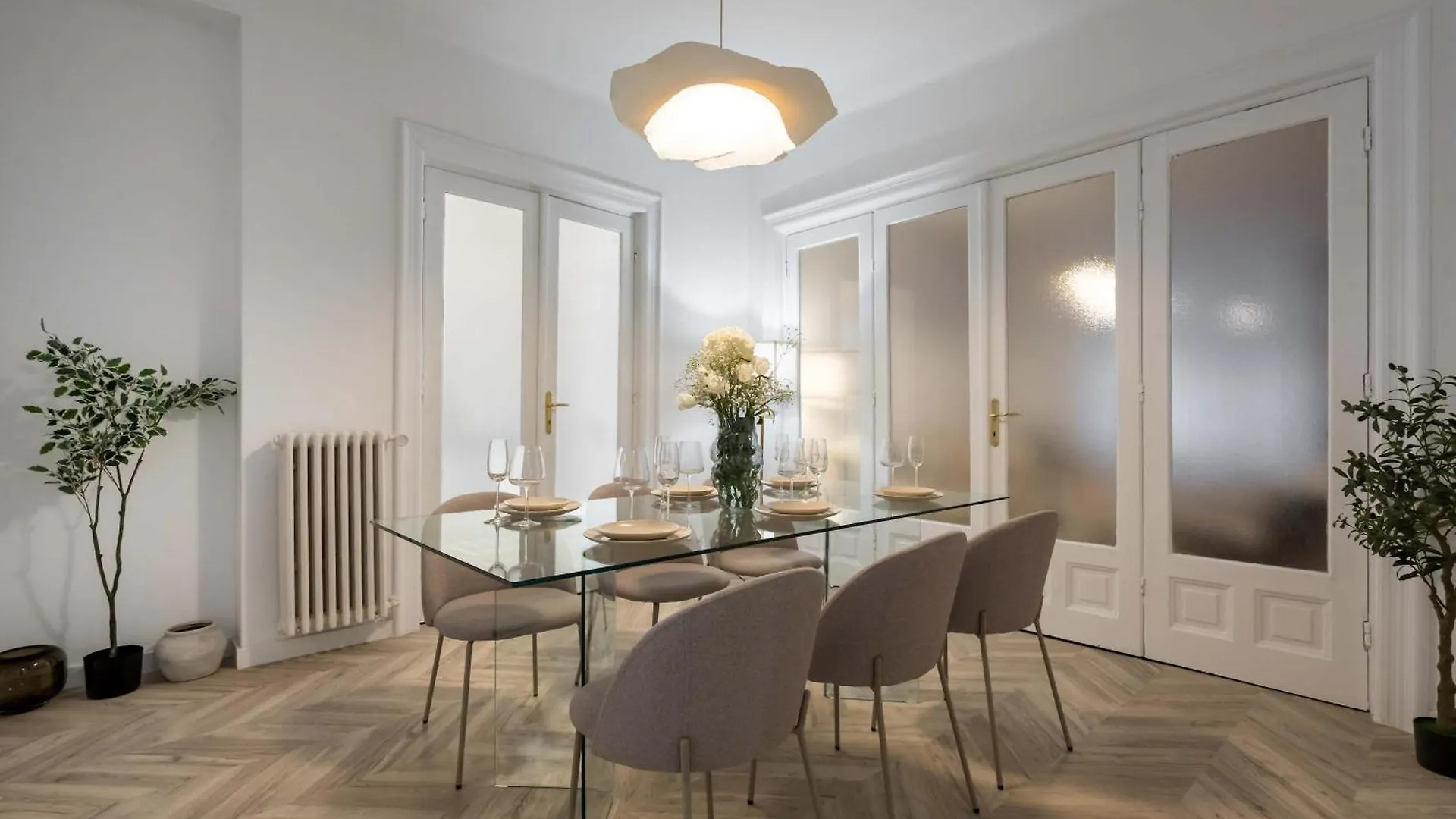 Elegant 3Br Retreat - Steps Away Cismigiu Gardens Apartment Bucharest 0*,
