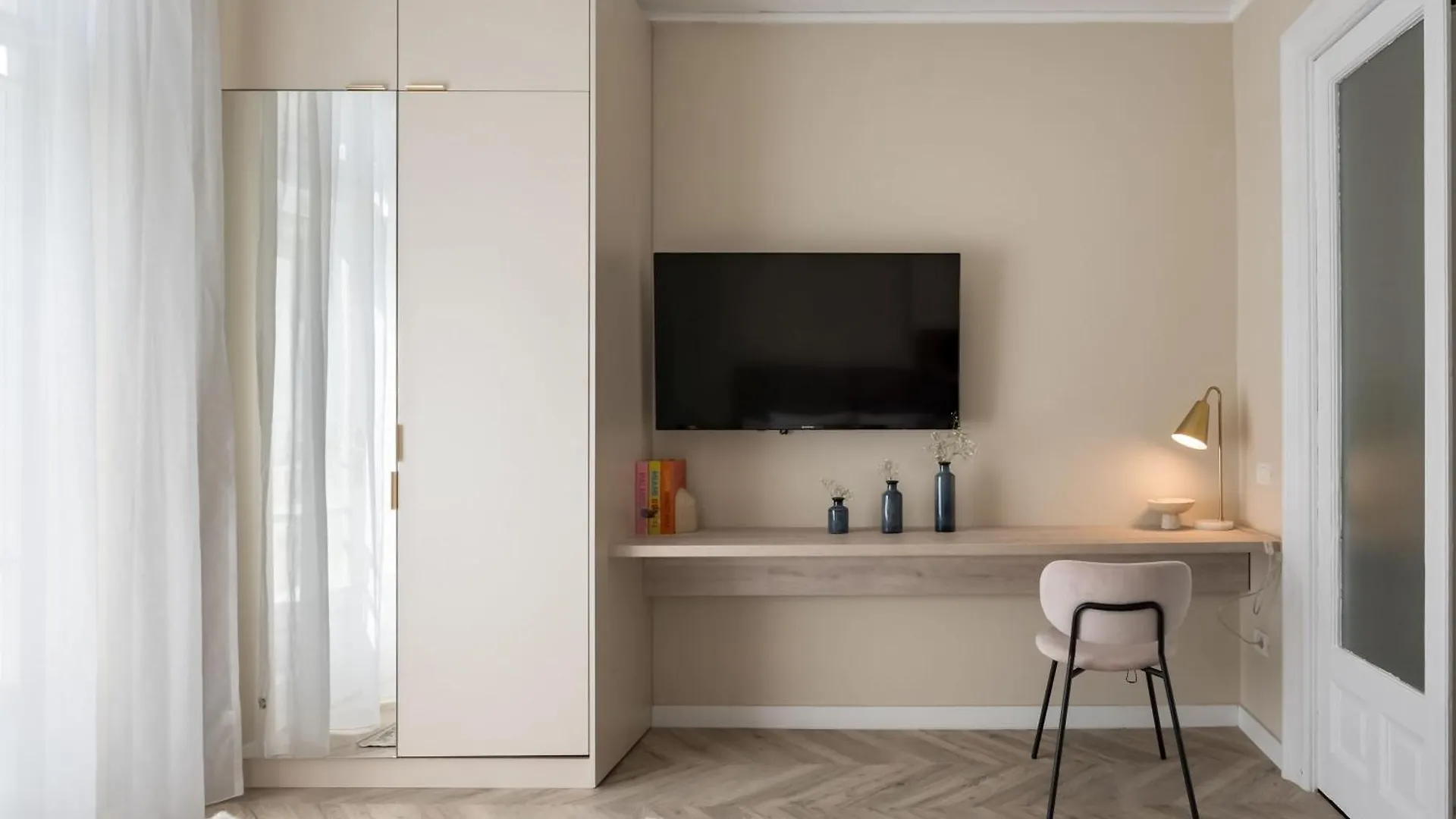 Elegant 3Br Retreat - Steps Away Cismigiu Gardens Apartment Bucharest