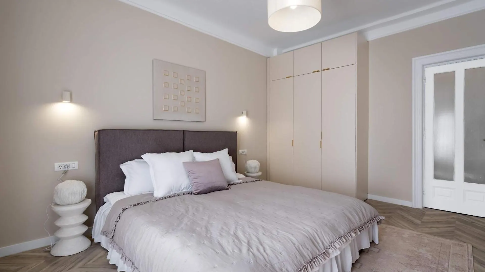Elegant 3Br Retreat - Steps Away Cismigiu Gardens Apartment Bucharest 0*,  Romania
